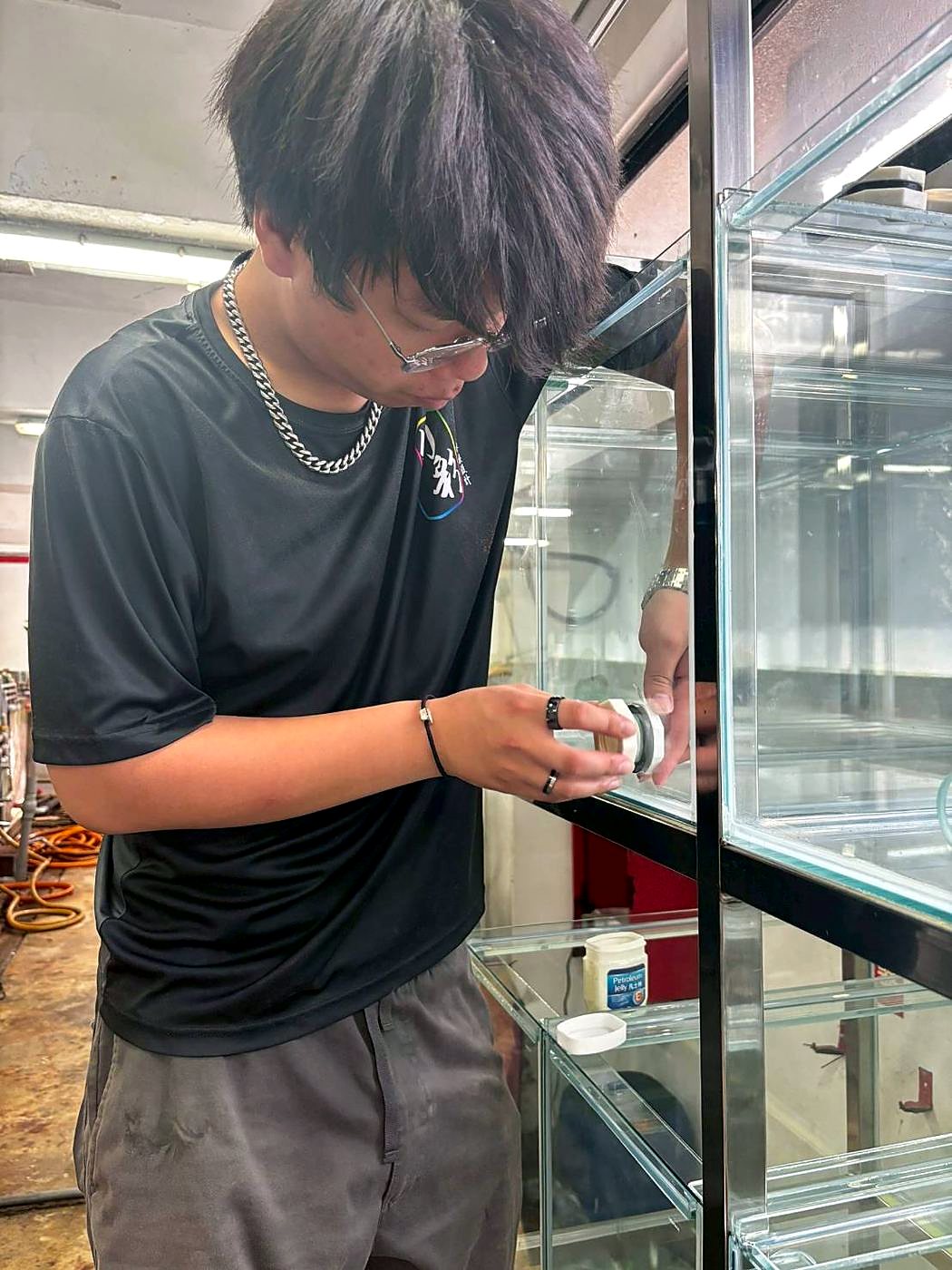 經營者安裝穿牆接頭
